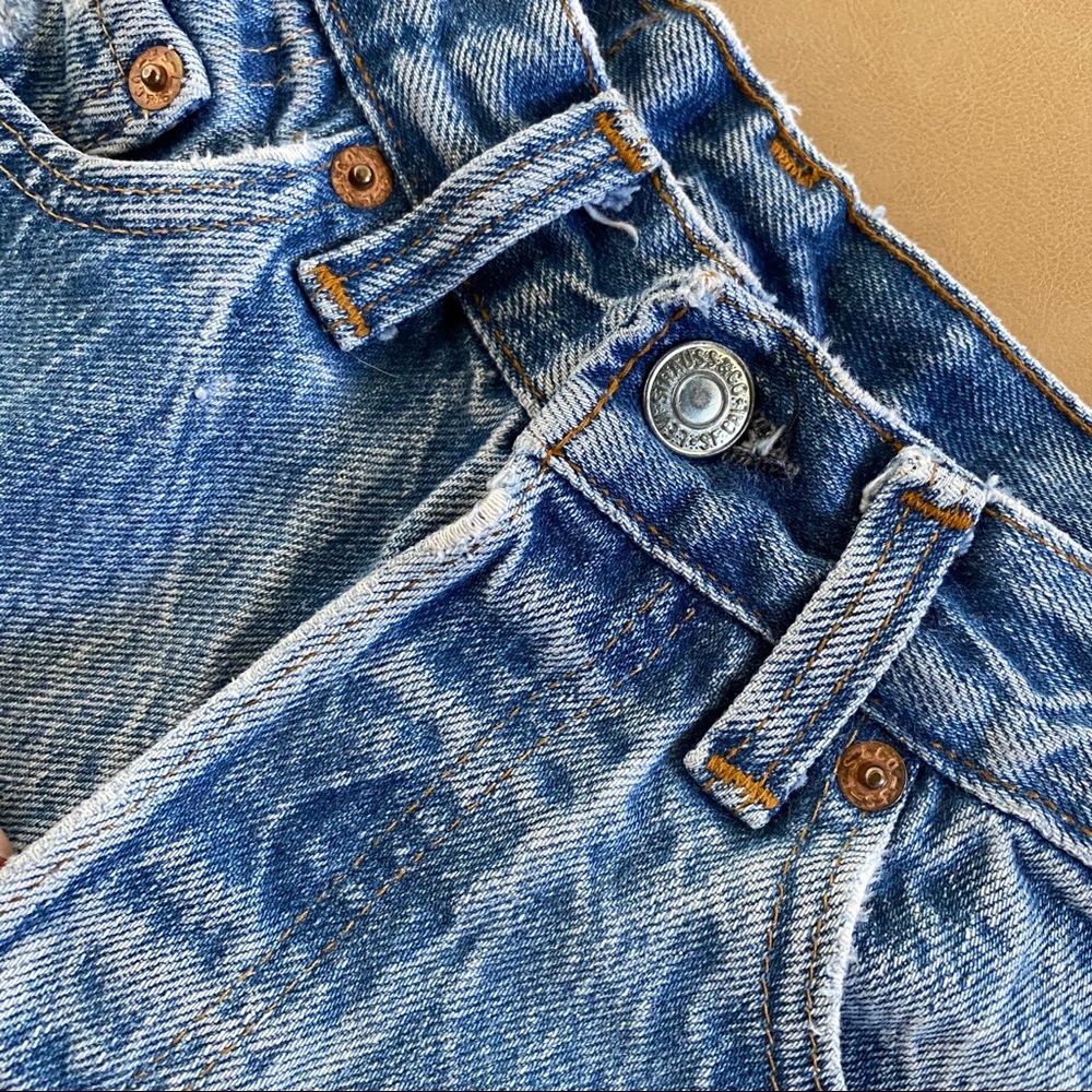 Vintage distressed Levi’s shorts - Picture 7 of 9